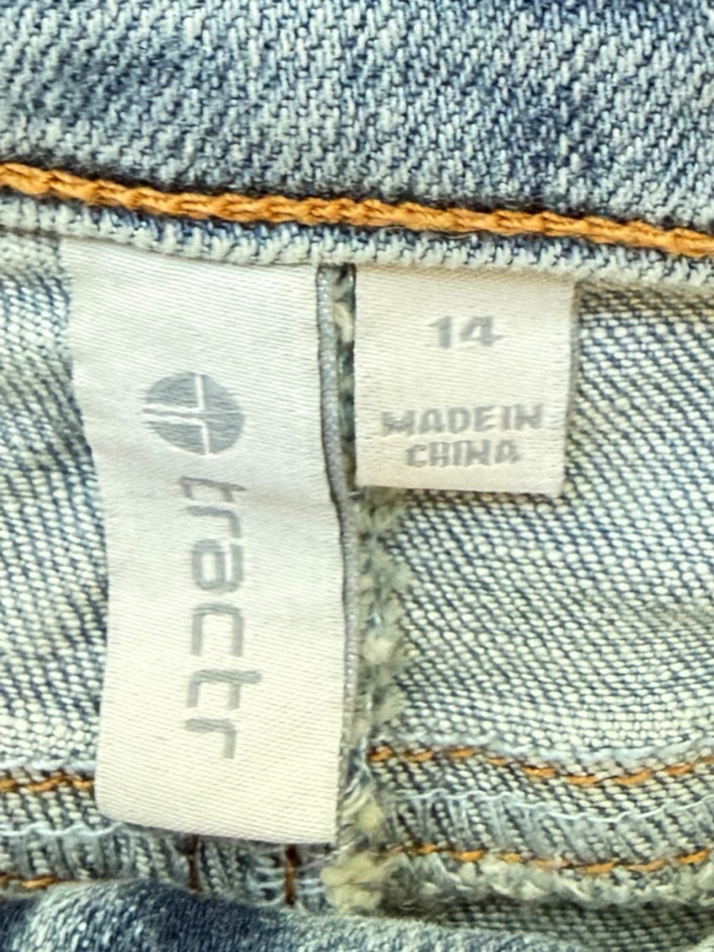Tractr Denim Shorts Girls Light Wash Size 14 Crochet Flower Patch Frayed NWT - Picture 4 of 11